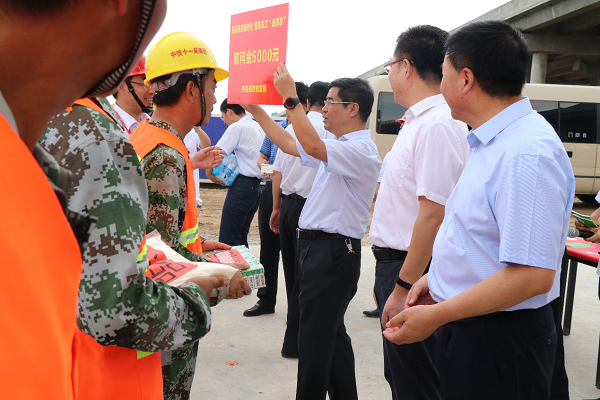 赵军锋总经理一行到西韩城际公司施工现场“送清凉”慰问调研